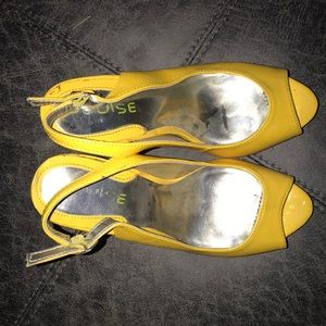 Pulse heels yellow size 7